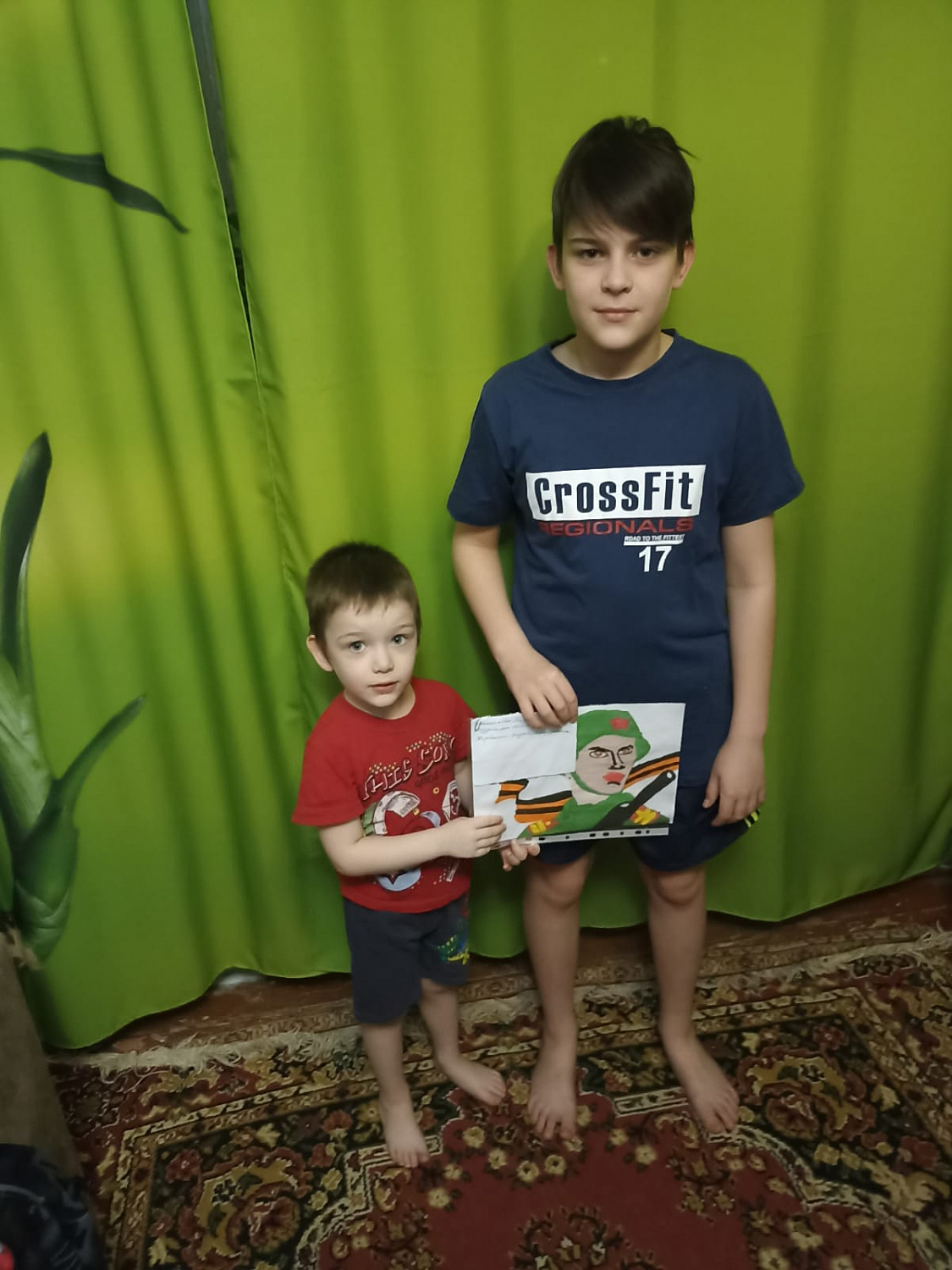 Тимофей и Михаил со своим подарком для дедушки